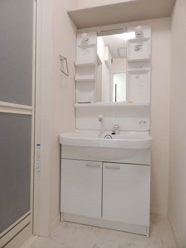 洗面設備　朝からシャンプー出来て便利！シャワー付洗面台。