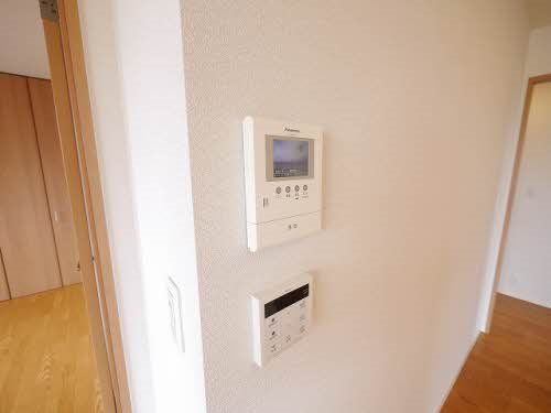 セキュリティ　来訪者が確認出来るから安心、モニター付インターホンです。