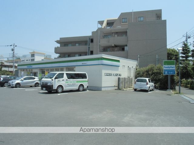 コンビニ　ファミリーマート（コンビニ）まで271m