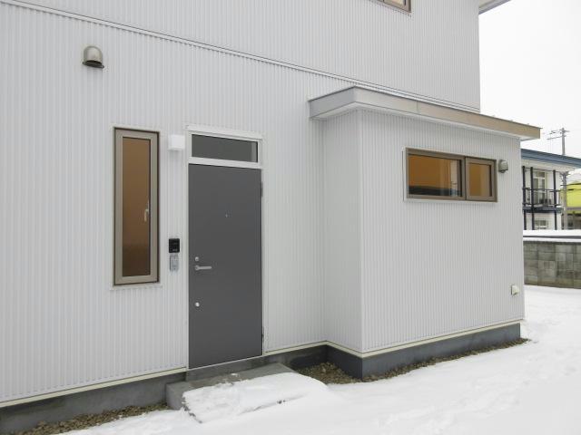 建物外観　東側棟（南玄関）