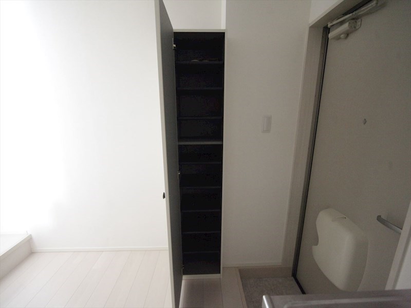 玄関　玄関　シューズボックス付（収納充実してます）