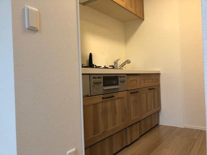 キッチン　3口コンロ・グリル付きの使いやすいシステムキッチンです♪