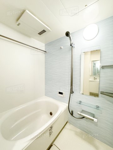 バス・シャワールーム　追い焚き・浴室乾燥機付きのお風呂です♪