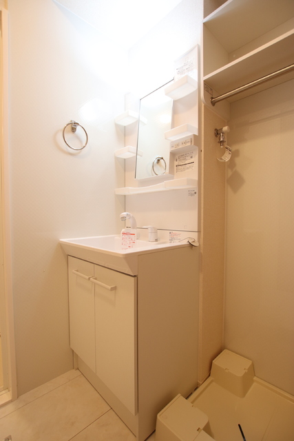 洗面設備　朝の支度も楽なシャワー付洗面化粧台