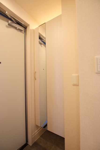 玄関　姿見付きの下駄箱