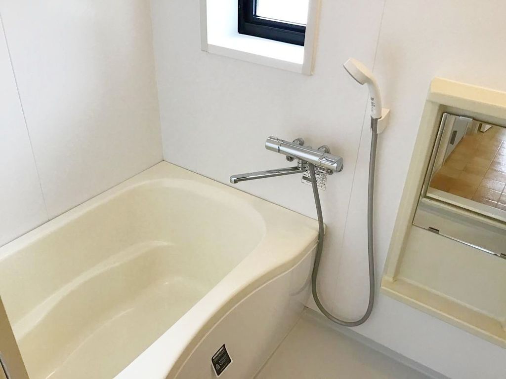 バス・シャワールーム　窓付きシステムバス