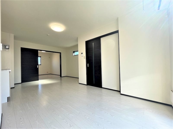 居室・リビング　※参考写真　同建築メーカー施工の同間取完成他物件のものです。