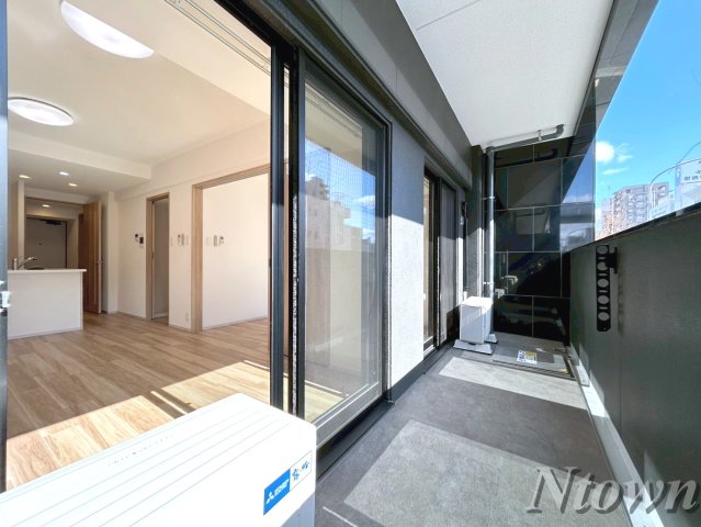 バルコニー　暖かな日差しのふりそそぐバルコニー