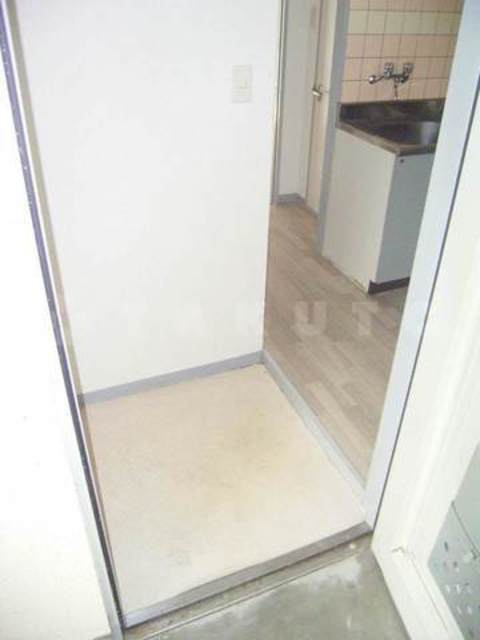 玄関　写真は１０２号室
