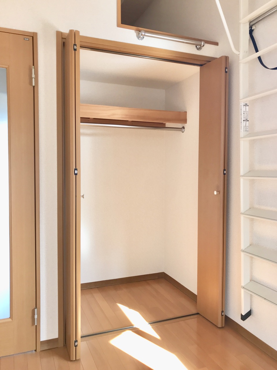 収納　●洋服がたくさん収納できるクローゼット付き！