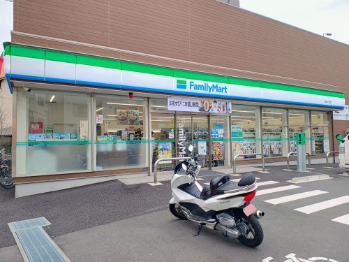 コンビニ　ファミリーマート金町6丁目店（コンビニ）まで1m