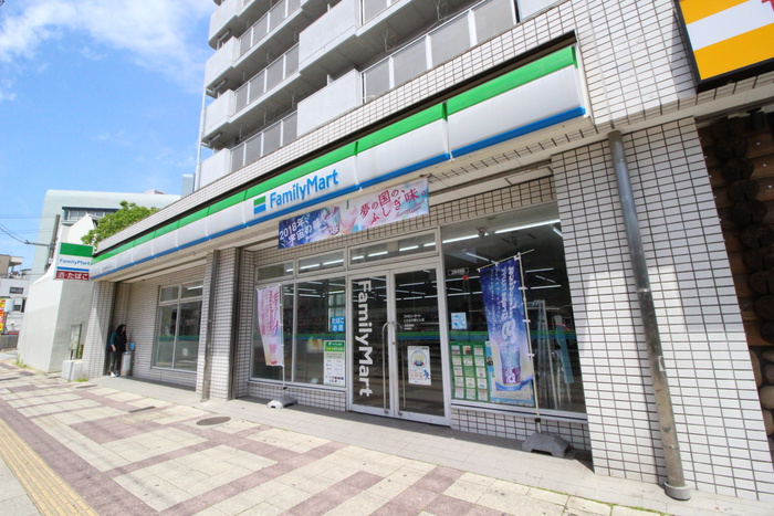 コンビニ　ファミリーマートいりなか駅ビル店（コンビニ）まで720m