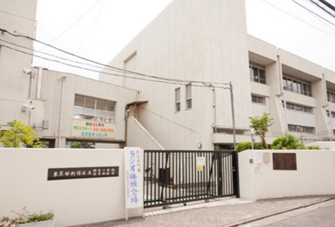 小学校　新宿区立鶴巻小学校（小学校）まで198m