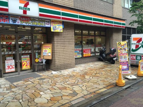 コンビニ　セブンイレブン文京関口１丁目店（コンビニ）まで550m