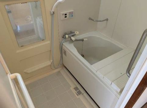 バス・シャワールーム　落ち着いた空間のお風呂です