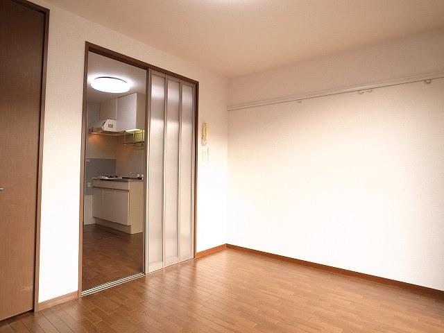 その他部屋・スペース　開放的な寝室です