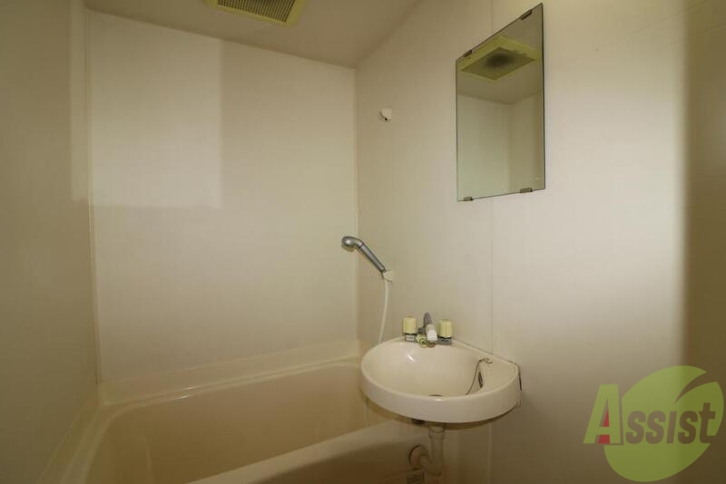 洗面設備　シンプルな洗面台です