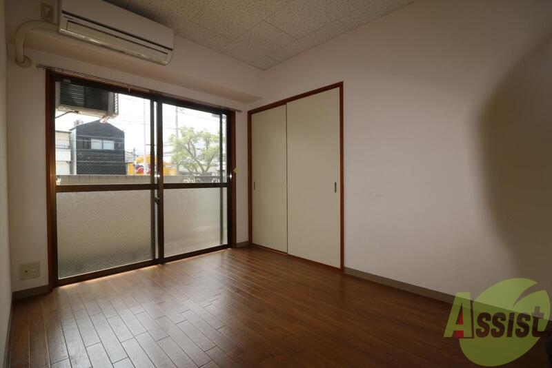 居室・リビング　フローリング貼りの室内です