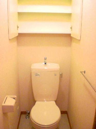 トイレ　上部には収納棚も付いています。