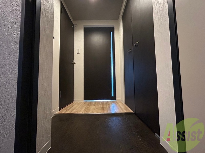 玄関　玄関の様子です。広い洋室にすぐ繋がっています。