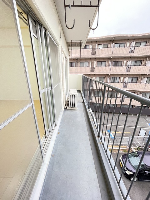 バルコニー　お天気のいい日は洗濯物も気持ちよく干せますね！