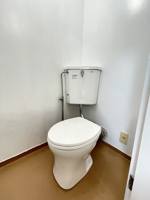 トイレ　白基調で清潔感のあるトイレです♪