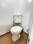 トイレ　白基調で清潔感のあるトイレです♪