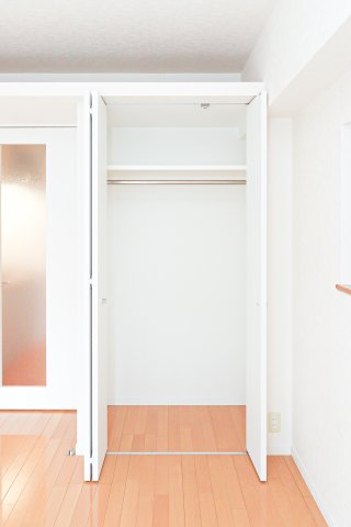 収納　別号室のものです。現状優先となります。 出窓はございません。