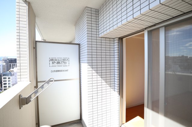 バルコニー　別号室のものです。現状優先となります。