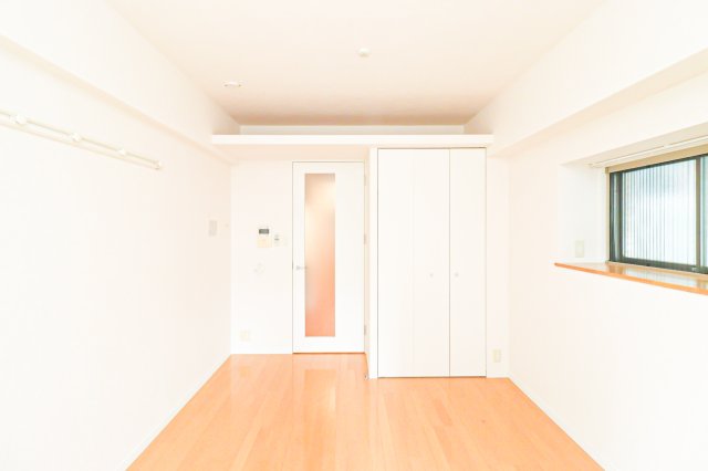 居室・リビング　別号室のものです。現状優先となります。 出窓はございません。