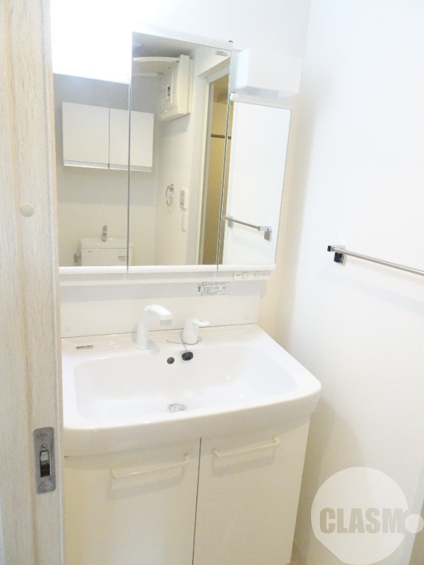 洗面設備　鏡を開くと収納があります♪