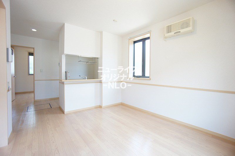 居室・リビング　ご家族との会話が弾む対面式キッチンを採用したリビング☆