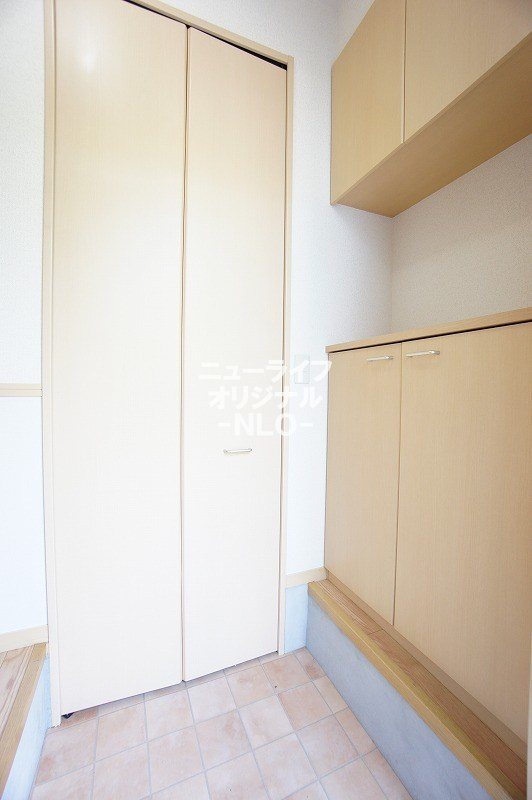 玄関　正面の扉の中には収納兼ペット用の足洗シンクがあります☆