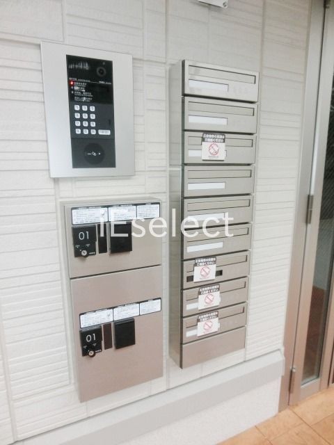 エントランス　オートロック付きで防犯バッチリ