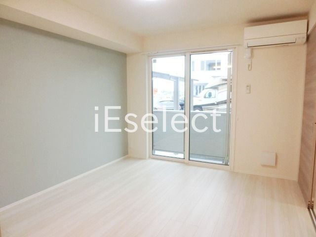 居室・リビング　オシャレなアクセントクロスのリビング