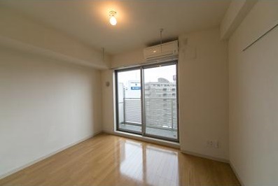 居室・リビング　「落ち着いた色合いの床材を使用した居住空間」