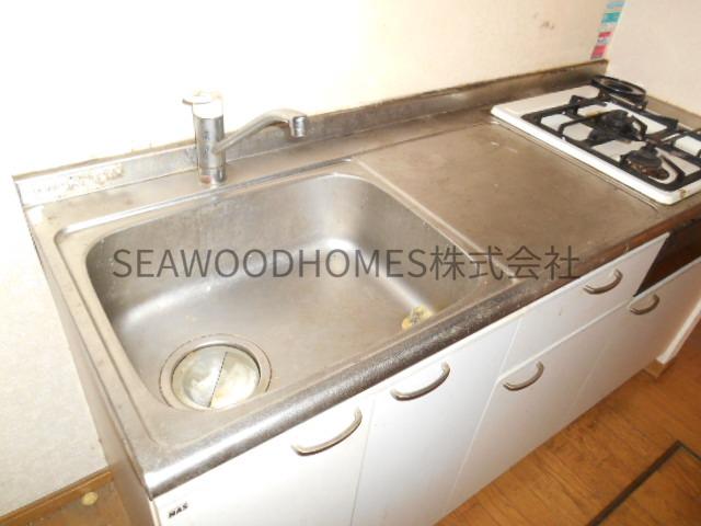 キッチン　シンクも大きく、調理スペースも確保できる広いキッチンです