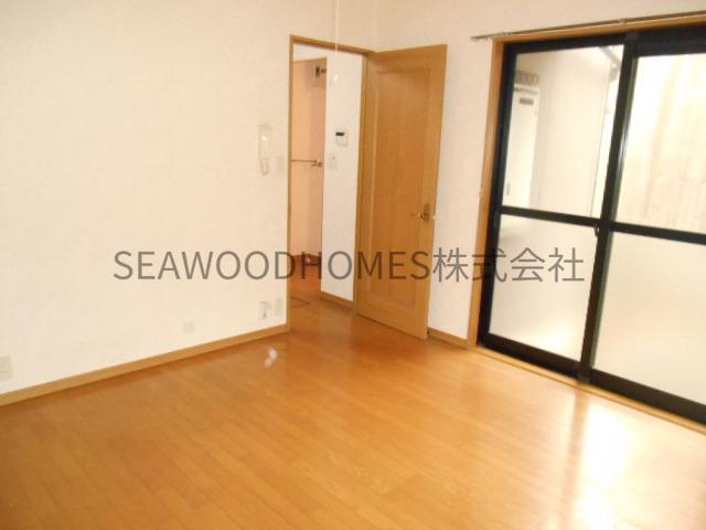 その他部屋・スペース　バルコニーに続く大きな窓