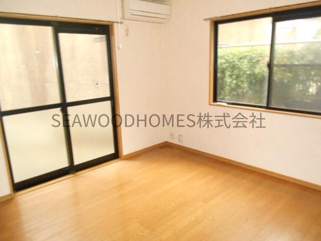 居室・リビング　８帖のフローリングの洋室です