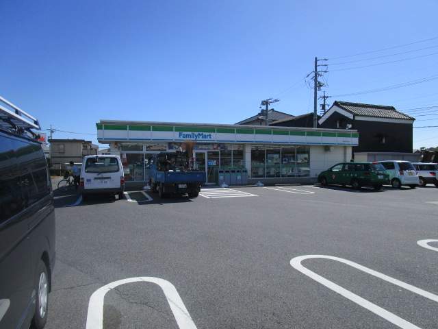 コンビニ　ファミリーマート（コンビニ）まで962m