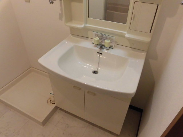 洗面設備　独立洗面台なので朝も広々と使えますね