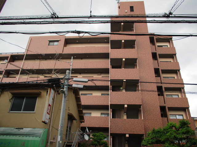 建物外観　下新庄エリアでもひときわ目立つ大きなマンションです