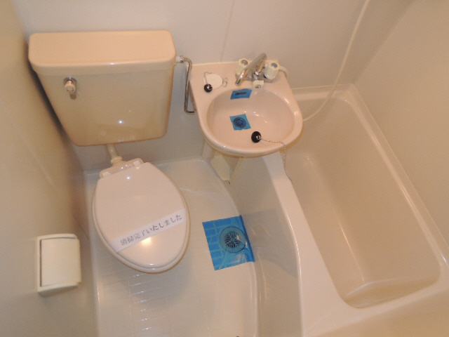 バス・シャワールーム　コンパクトで使いやすいお風呂です