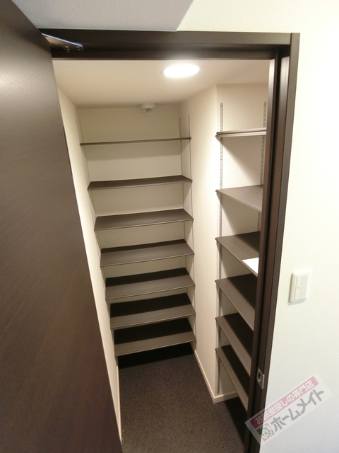 玄関　シューズインクロークでしっかり収納。