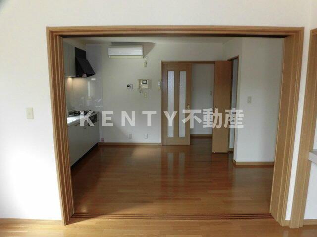 居室・リビング　こちらの居間で趣味の時間をお楽しみください