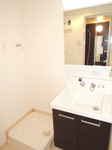 洗面設備　ゆったりとスペースのある洗面所