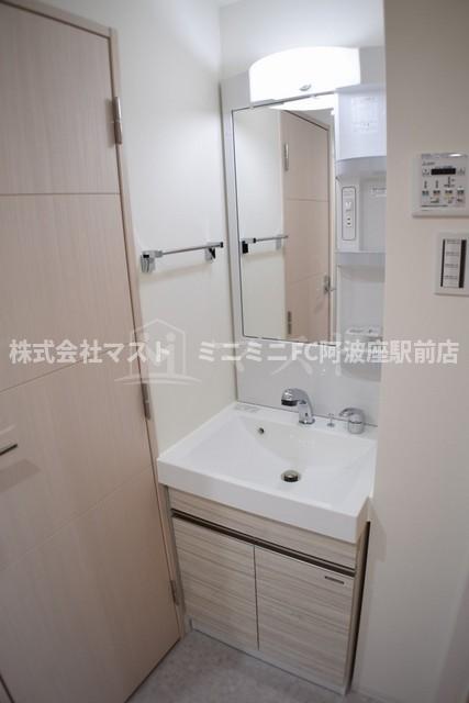 洗面設備　フロアーによってカラーが異なります。