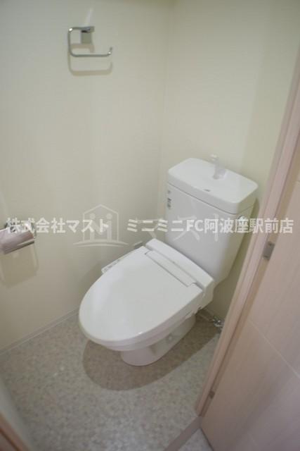 トイレ　フロアーによってカラーが異なります。