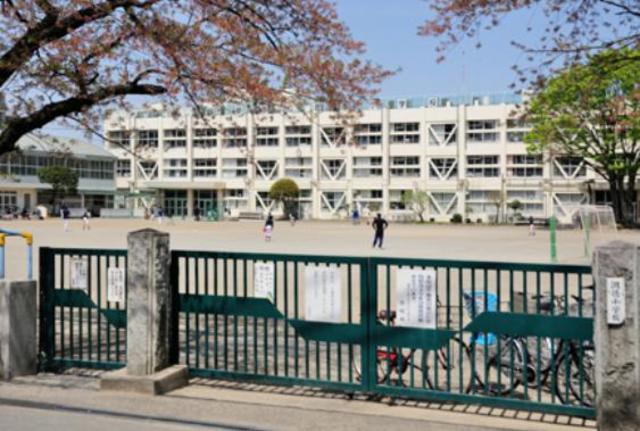 小学校　日野市立潤徳小学校（小学校）まで772m