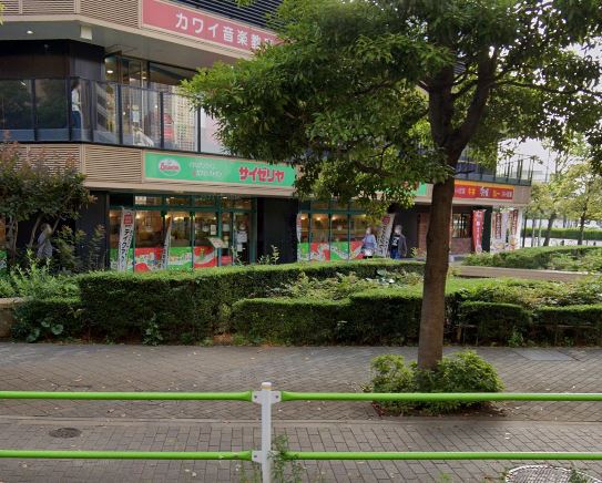 飲食店　サイゼリヤ港南中学校前店（飲食店）まで379m